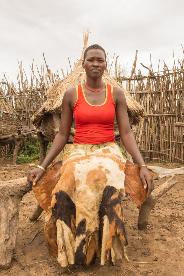 Lepera Joyce, 23 ans, montre la jupe en peau de chèvre qu’elle utilise quand elle a ses règles, dans la région du Karamoja, en Ouganda. « Les serviettes hygiéniques sont trop chères. Dès que ma jupe est usée, j’en fais une nouvelle, car nous avons beaucoup de chèvres. C’est ma grand-mère qui m’a appris à la faire et utiliser cette méthode pendant mes règles. »