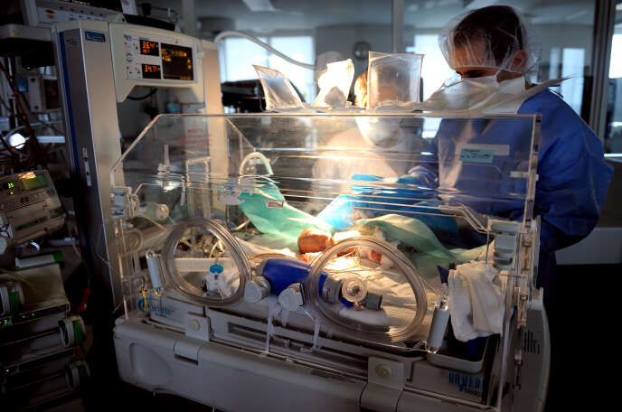 Un médecin s’occupe d’un bébé prématuré dans un incubateur du service néonatal du centre hospitalier de Lens, le 4 décembre 2013.
