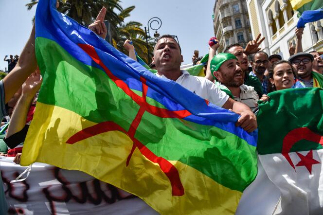 Des manifestants brandissent un drapeau amazigh (berbère), à Alger, le 21 juin.