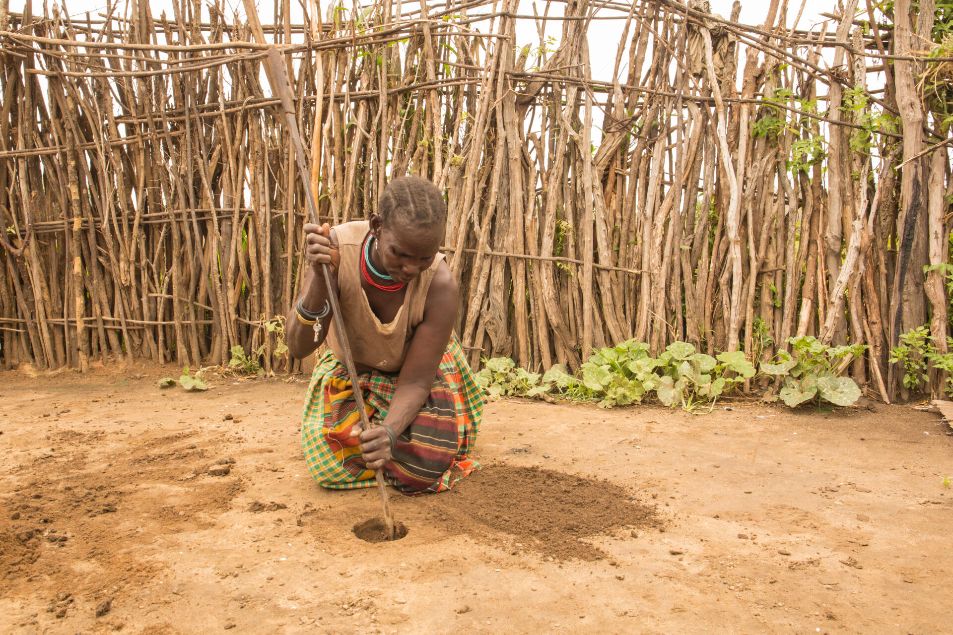Dans la région du Karamoja, en Ouganda, Munyes, 44 ans, explique qu’elle creuse un trou dans la terre et s’assoit dessus. « C’est très pratique parce que ça coûte moins cher que des serviettes hygiéniques et que parfois on n’a pas le temps d’aller jusqu’à une boutique quand les règles commencent. Je ne veux pas courir et montrer aux autres mon sang, je préfère creuser ce trou et m’y asseoir. »