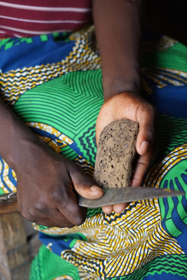En Zambie, Limpo, 22 ans, utilise de la bouse séchée enroulée dans un tissu pendant ses règles. « C’est une méthode très absorbante qui me permet de faire toutes sortes de choses sans problème alors que j’ai mes règles. »