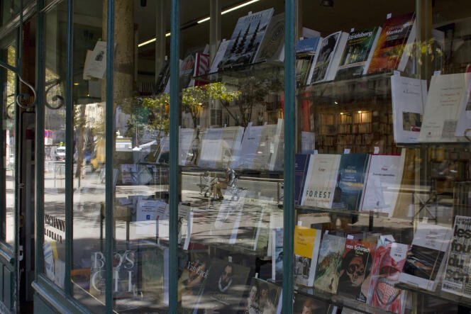 « De plus en plus, des librairies, acculées à trouver des économies, réduisent leurs équipes et leurs stocks, menaçant leur cœur de métier » Photo : vitrine de la librairie Tschann, 125, boulevard du Montparnasse, Paris VIe.