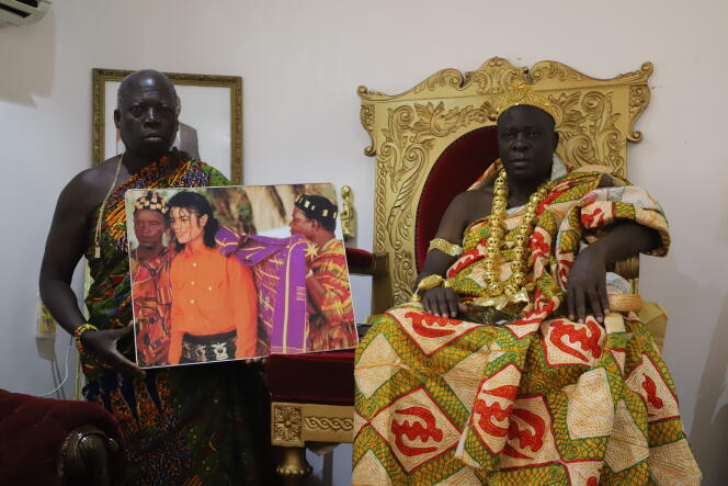 Le roi Amon N’douffou V du royaume du Sanwi avec la photo de Michael Jackson lorsqu’il a été consacré prince Amalaman Anoh, le 14 février 1992.