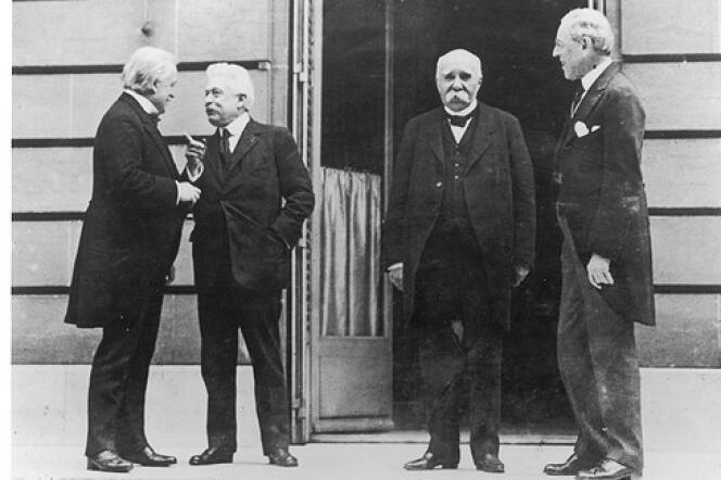 De gauche à droite : les principaux représentants des Alliés signataires du traité de Versailles (1919) : Lloyd George (Royaume-Uni), Vittorio Orlando (Italie), Georges Clemenceau (France) et Woodrow Wilson (Etats-Unis).