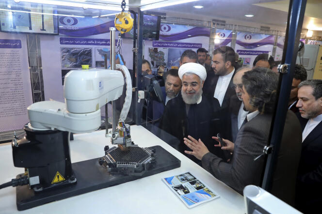 Le président Hassan Rohani écoute des explications sur les nouvelles réalisations dans le domaine nucléaire, à Téhéran, le 9 avril.