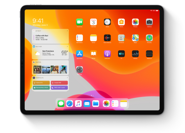 La photo promotionnelle d’Apple montre un iPad surchargé d’icônes dans la barre du bas, et d’informations dans le volet de gauche. Mais lorsqu’on installe iPadOS, on constate que la page d’accueil est en réalité moins chargée, à moins qu’on désire l’enrichir.