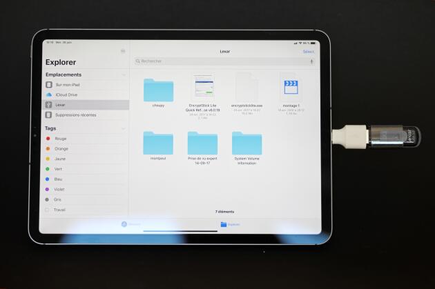 Cette clé USB tout à fait classique s’insère dans l’iPad Pro grâce à un petit adapteur USB-C vers USB qu’on trouve à partir de 5 euros.
