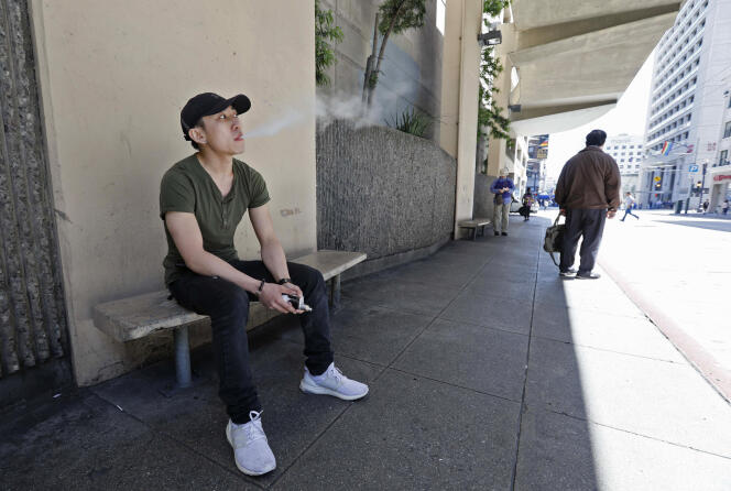 Un jeune homme vapote dans les rues de San Francisco, le 17 juin, alors que la ville vient de décider l’interdiction de la cigarette électronique.
