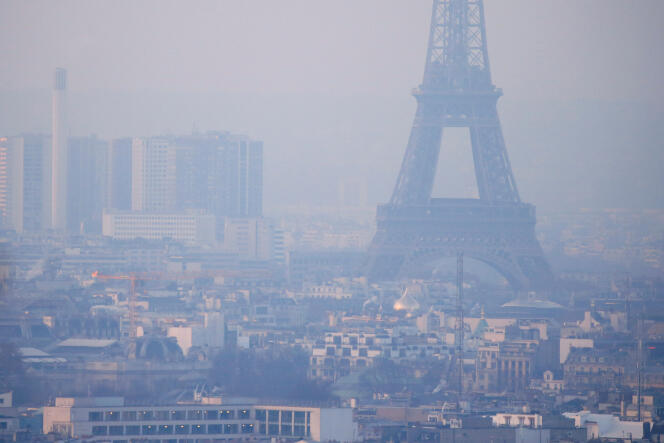 La tour Eiffel cernée par la pollution, le 9 décembre 2016.