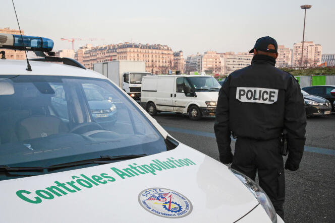Des agents de police pratiquent des contrôles antipollution à Paris.