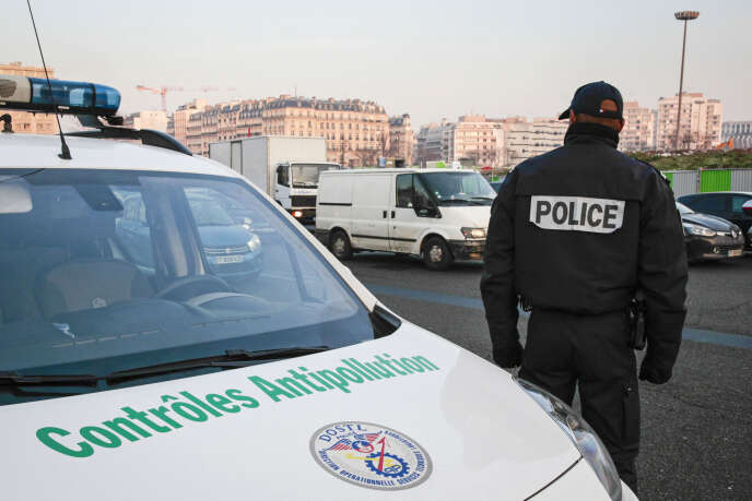 Des agents de police pratiquent des contrÃ´les antipollution Ã  Paris.