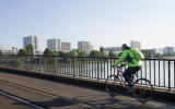 France, Nantes, 44, pont de Pirmil, cycliste allant travailler à vélo.