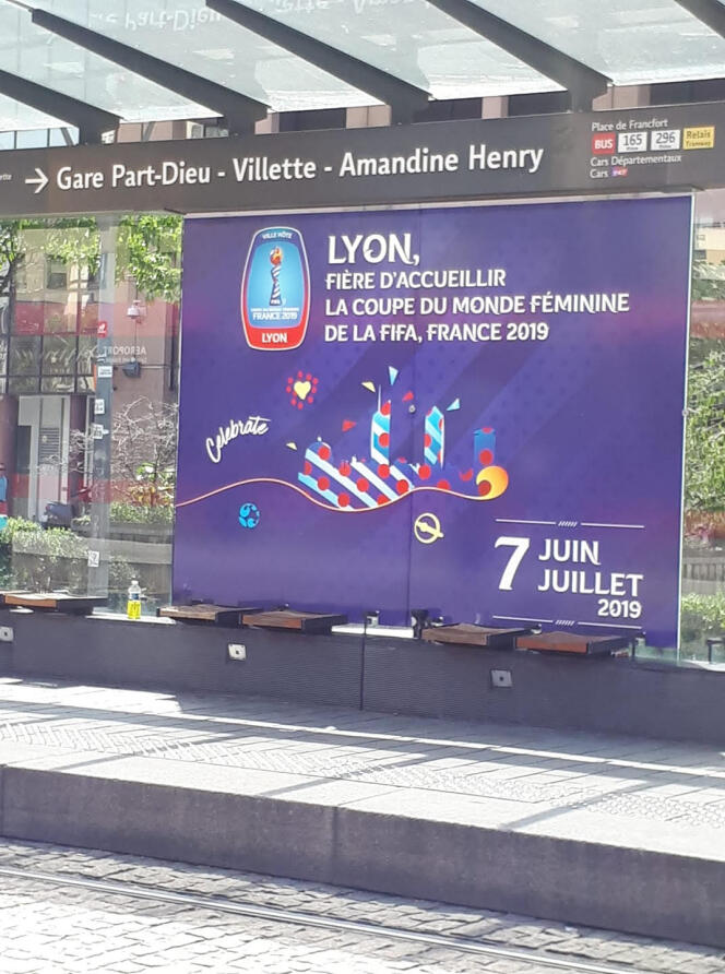 Un arrêt de tramway à Lyon en face de la gare de la Part-Dieu.