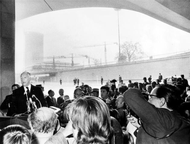 Pierre Messmer inaugure le dernier tronçon du périphérique parisien, sous l'échangeur de la porte Maillot, le 25 avril 1973.