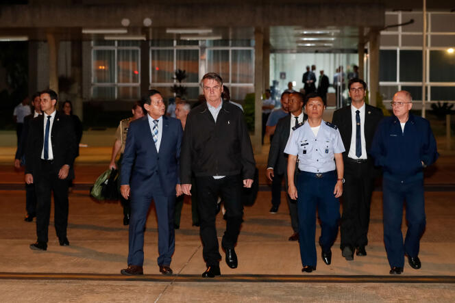 Jair Bolsonaro marche sur la base aérienne de Brasilia, pour se rendre au Japon à la réunion du G20, le 25 juin.