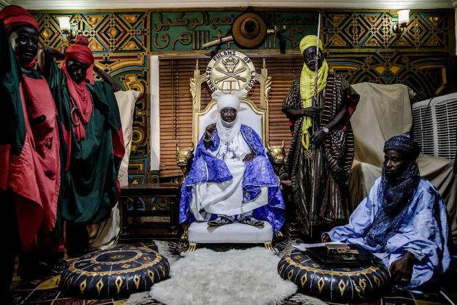 Le roi peul Mohammed Abubakar Bambado dans son palais du quartier de Surulere, à Lagos, au Nigeria, le 28 avril 2019.