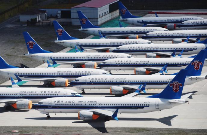 Des 737 Max de Boeing, de la compagnie China Southern Airlines, cloués au sol sur l’aéroport d’Urumqi, dans la province chinoise de Xinjiiang, le 5 juin.
