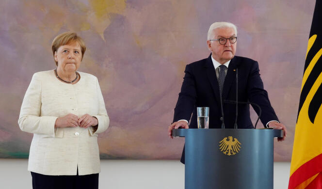 La chancelière Angela Merkel aux côtés du président allemand Frank-Walter Steinmeier, lors de la cérémonie de prise de fonctions de la nouvelle ministre de la justice, au château de Bellevue à Berlin, le 27 juin.
