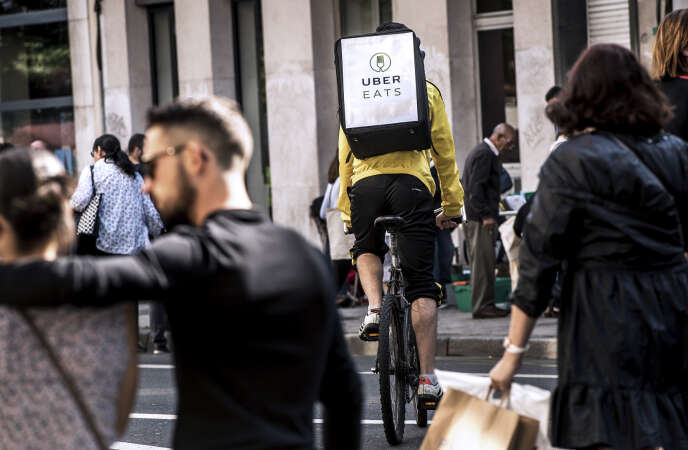 Un livreur à vélo Uber Eats, au centre de Lille, en 2017.