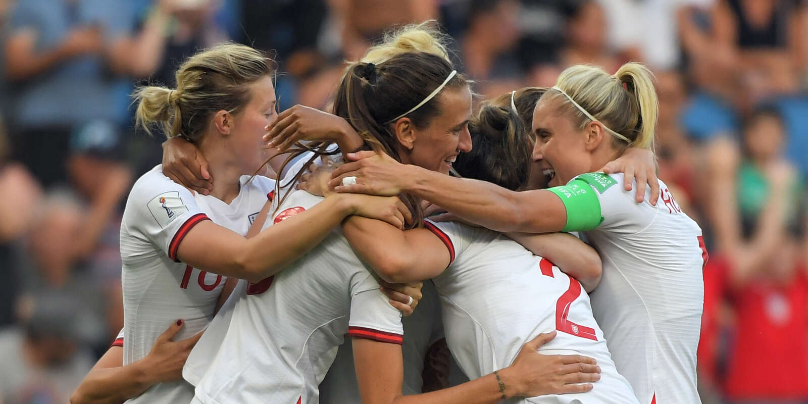 Les Anglaises célèbrent le but d’Ellen White face aux Norvégiennes en quart de finale de la Coupe du monde (Photo by LOIC VENANCE / AFP).