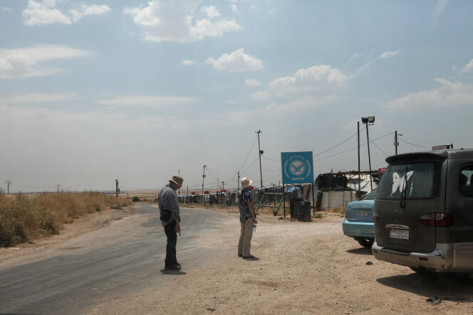 Marc et Suzanne Lopez devant le camp de Roj, en Syrie, où vivent leur belle-fille de 29 ans et leurs quatre petits-fils, le 16 juin.