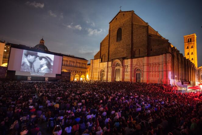 A Bologne, le temps fort du festival, est, chaque soir, la grande projection publique sur la piazza Maggiore, où les places s’arrachent pour admirer, sous les étoiles, des classiques.
