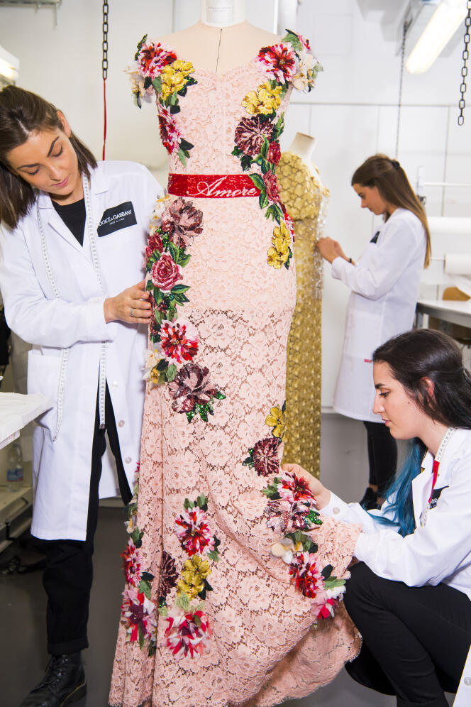 Des étudiantes travaillent sur une robe, à l’école Dolce & Gabbana, à Legnano, en Italie.