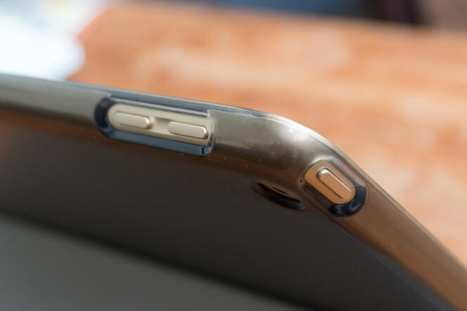 L’Ultra Slim ne couvre pas les boutons latéraux de l’iPad. Heureusement, ils sont un peu en retrait de la surface, tout en restant faciles d’accès.