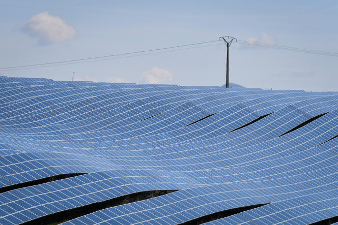 Le parc de centrales photovoltaïques de la Colle des Mées, en Provence-Alpes-Côte d’Azur, le 17 avril.
