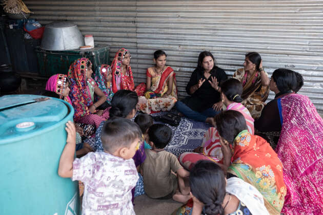 Chaya Kakade, au centre, donne des conseils d’hygiène aux femmes du village de Talani Tanda, le 14 juin.
