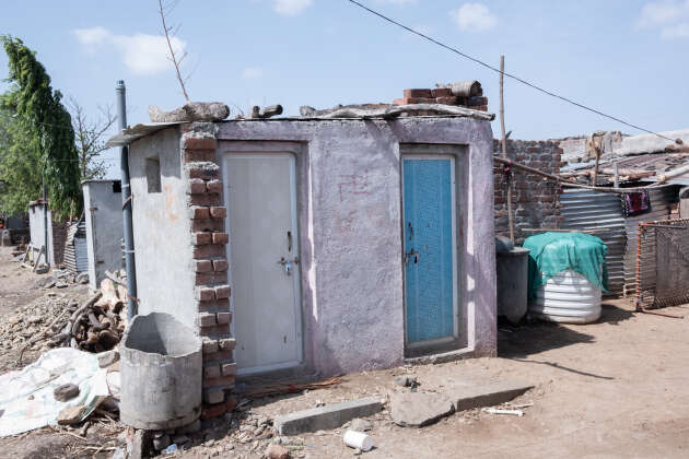 Les toilettes construites par le gouvernement sont inutilisables à cause du manque d’eau, ce qui contribue à la mauvaise hygiène menstruelle.