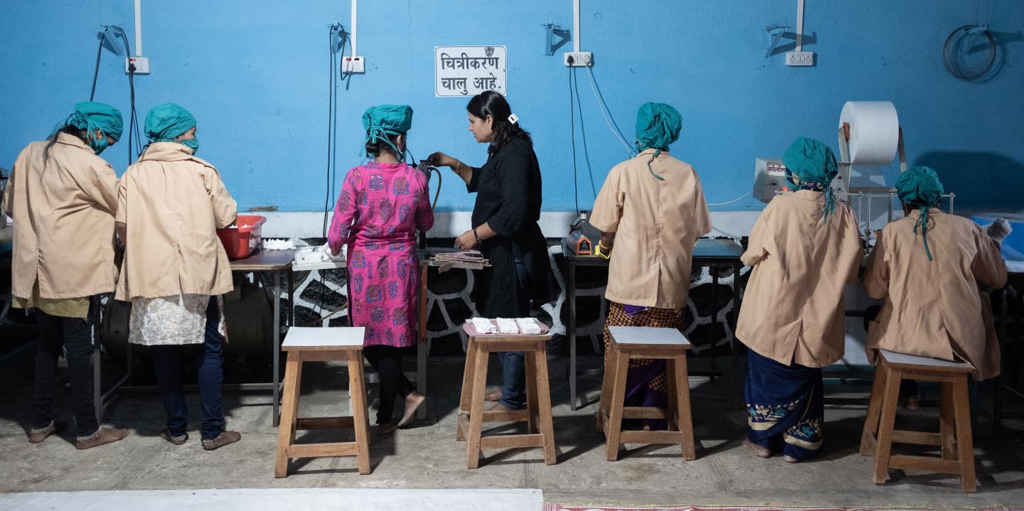 KAREN DIAS POUR « LE MONDE » Chaya Kakade works with the women making sanitary pads at her
production facility in Pardhewadi village in Latur district in Maharashtra, India.