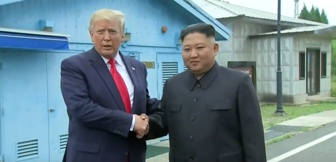 Donald Trump et Kim Jong-un, du côté nord-coréen de la frontière démilitarisée entre les deux Corées, dimanche 30 juin.