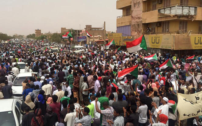 Les manifestants, lors de la mobilisation du 30 juin à Khartoum, demandent le transfert du pouvoir aux civils. La police a ensuite tiré des gaz lacrymogènes dans la foule, selon de nombreux témoins.