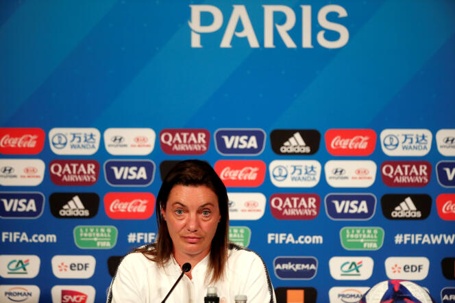 L’entraîneuse des Bleues, Corinne Diacre, lors de la conférence de presse d’après-match, au Parc des princes, le 27 juin.