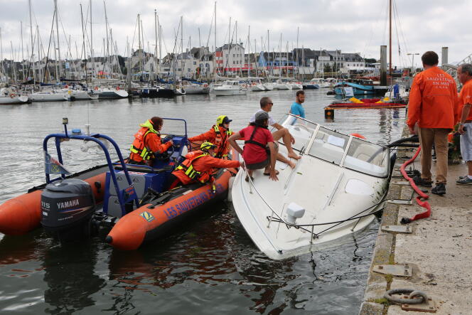 Des bénévoles de la SNSM renflouent un bateau dans le port de Locmiquélic (Morbihan), le 30 juin.