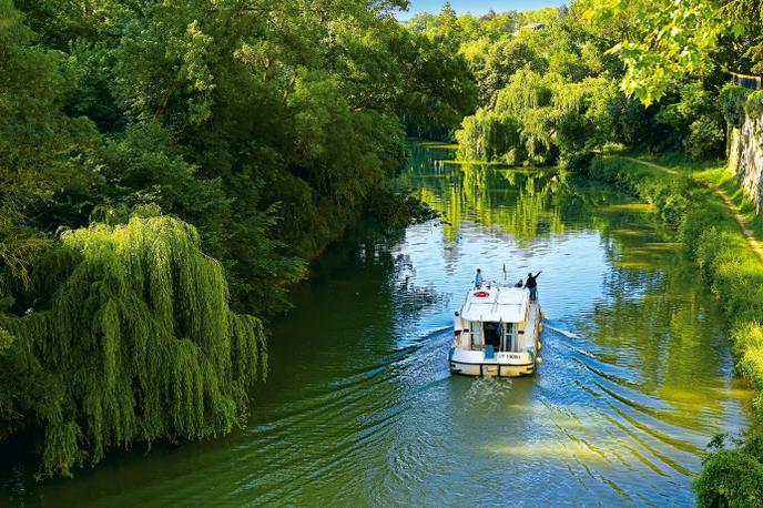 Sur le Canal de Garonne ou sur la rivière Baïse, le sud-ouest se découvre aussi en pénichette.