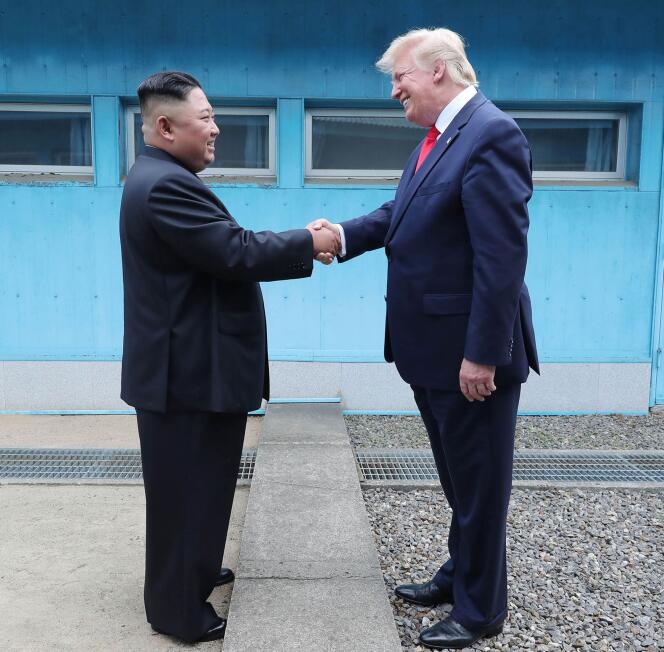 Kim Jong-un serre la main de Donald Trump sur la ligne de démarcation entre les deux Corées, à Panmunjom, le 30 juin.