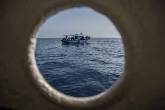 Une embarcation de migrants, vue depuis un bateau de l’ONG Open Arms, en Méditerranée, le 30 juin.