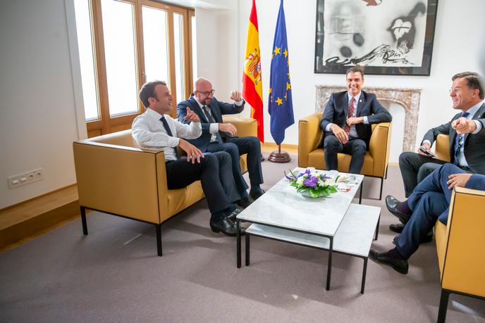 Emmanuel Macron rencontre Charles Michel, premier ministre belge, Pedro Sanchez, premier ministre espagnol, et Mark Rutte, premier ministre des Pays-Bas. À Bruxelles, dimanche 30 juin 2019.