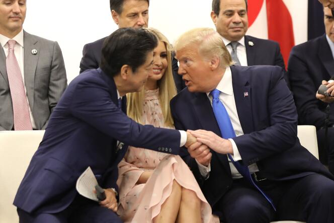 Ivanka Trump entre le premier ministre japonais, Shinzo Abe, et le président des Etats-Unis, Donald Trump, lors du G20 d’Osaka, au Japon, le 29 juin.