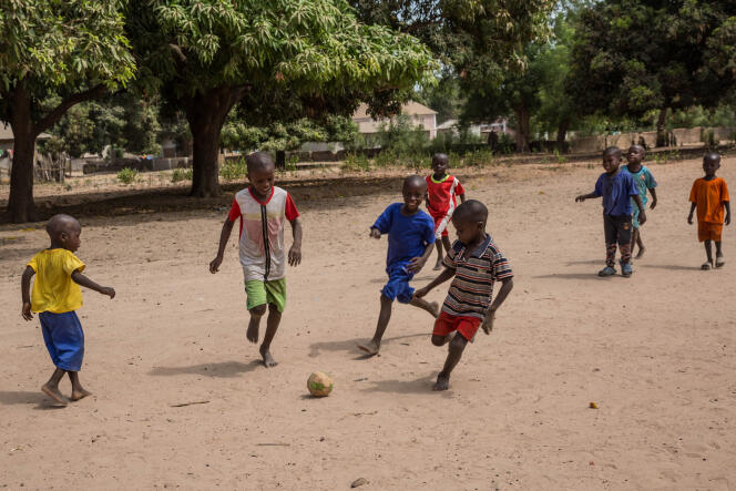 Des enfants de Bambali jouent sur le terrain du village où Sadio Mané a fait ses premiers dribbles.