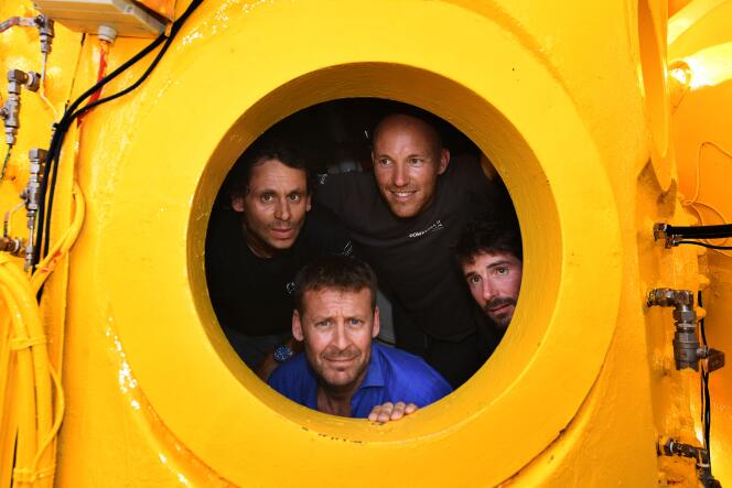 Laurent Ballesta (en bas) et ses trois compagnons, Antonin Guilbert (en haut), Thibault Rauby (à droite), Yannick Gentil à bord de leur caisson de plongée.