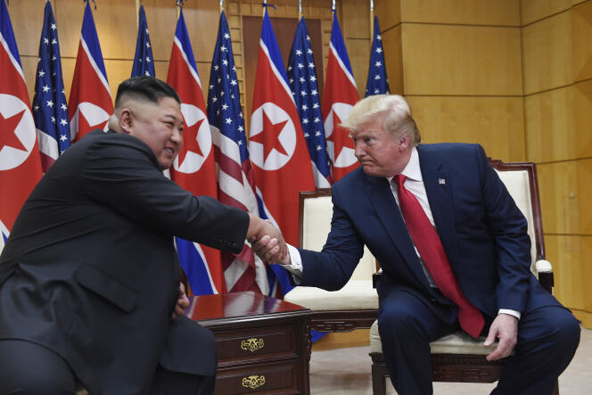 Kim Jong-un et Donald Trump lors de leur rencontre au village de  Panmunjom (le seul point de contact de la zone démilitarisée entre les deux Corées), le 30 juin 2019.