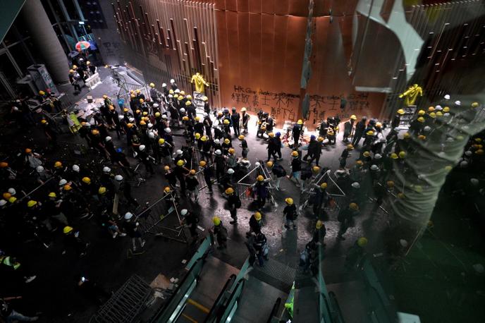 Des manifestants s’introduisent à l’intérieur du Parlement de Hongkong, le 1er juillet 2019.