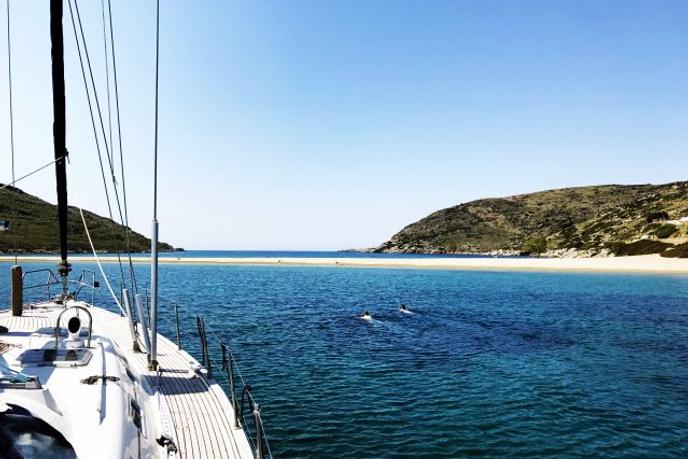 En Grèce, baignade depuis le pont du bâteau dans les Cyclades.