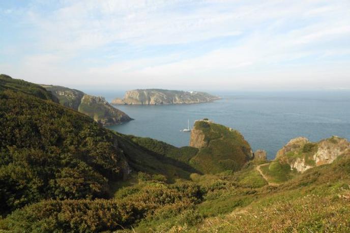 Vue sur mer depuis les îles anglo-normandes.