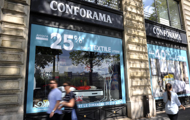 Un magasin Conforama, à Paris, en septembre 2018. Huit établissements de l’enseigne vont fermer dans la capitale.