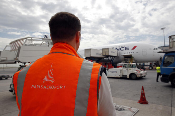 Un employé de Groupe ADP sur le tarmac de l’aéroport Roissy-Charles-de-Gaulle, le 19 juin.