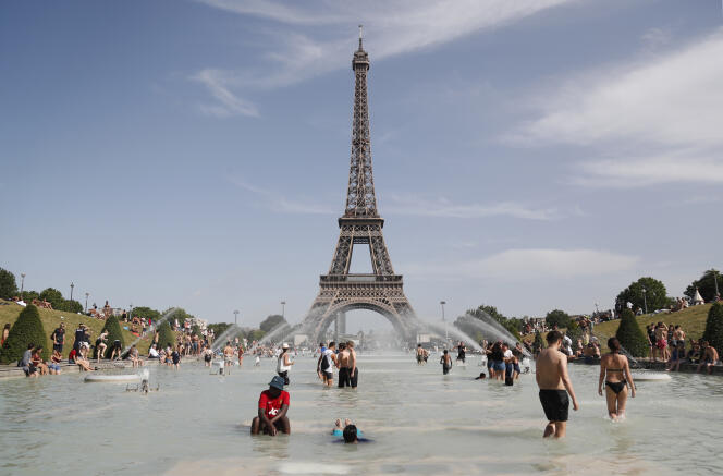 Baignade dans la fontaine du Trocadéro devant la tour Eiffel à Paris, le 28 juin 2019.